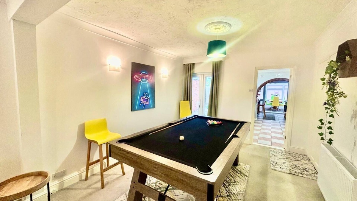 Colchester House | 6 Bedroom House-Sleeps 12-Big Discount Long Stays!