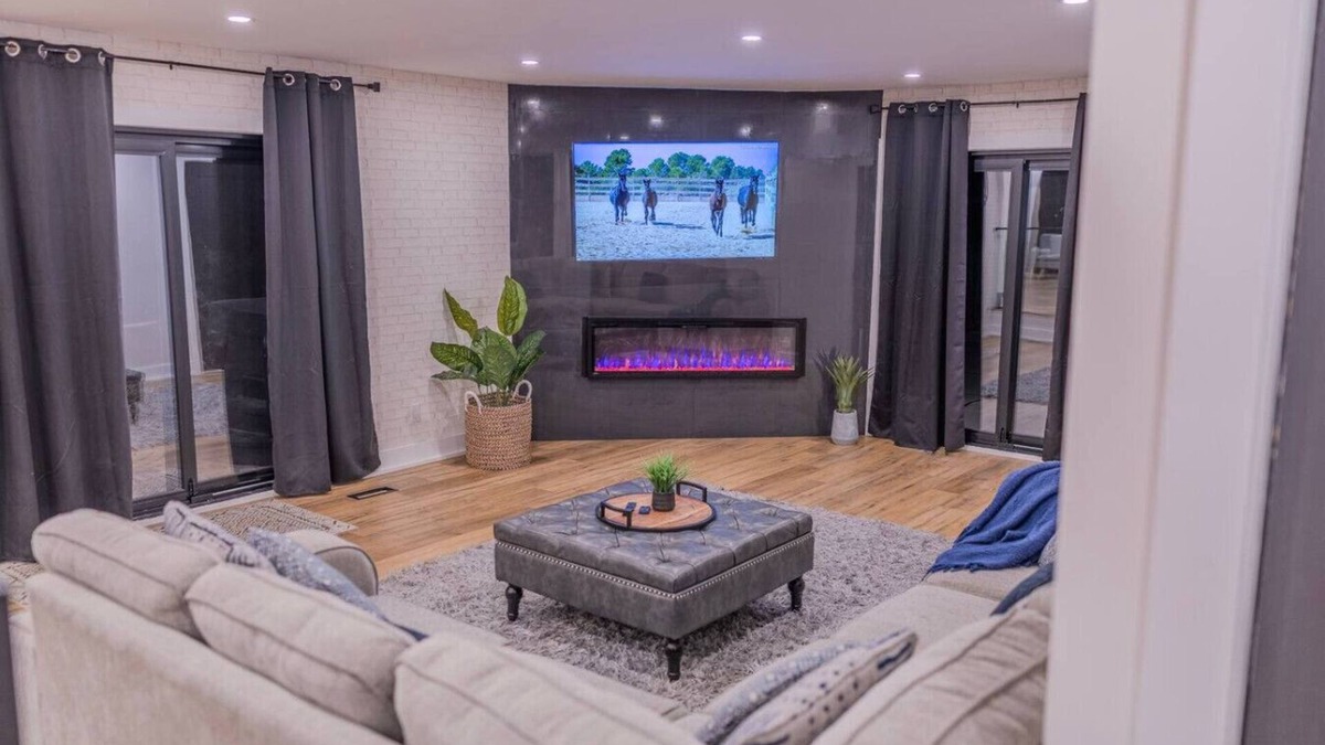 Oro-Medonte House | 6-Bedroom Modern Escape in Horseshoe-Pool+Hot tub