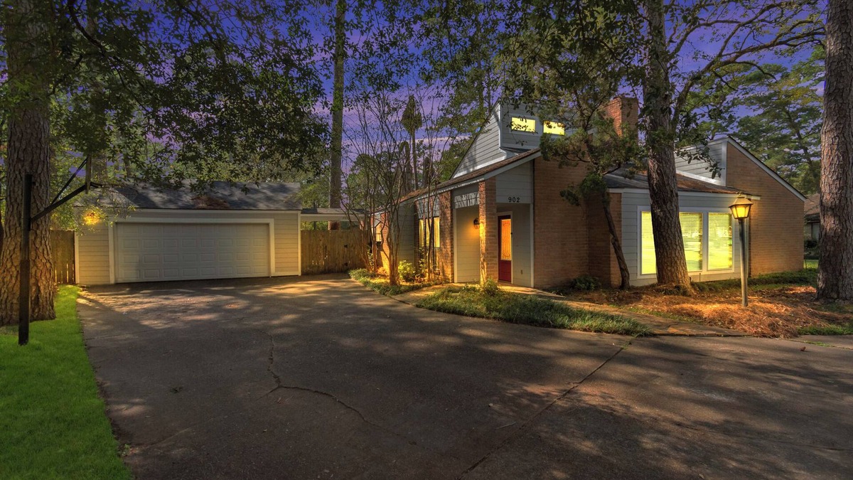 Kingwood House | 6-Bedroom Retreat, Pool & Spa: 20 Min Downtown GB