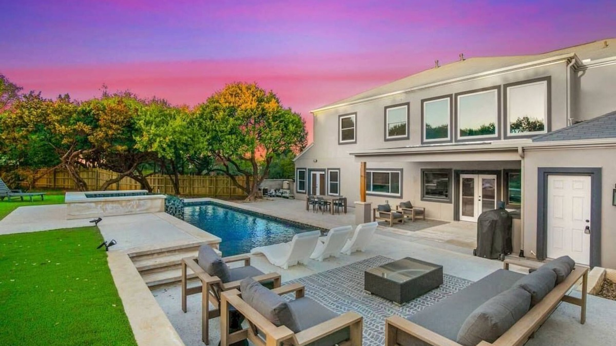 Austin House | 6 Bedroom | Sleep 20 | Pool | Hot Tub | Pool Table