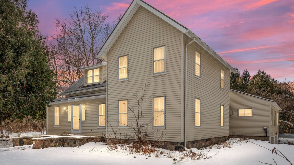 Drayton Plains Other | 6-bedroom farmhouse in Clarkston - Family and Pet-Friendly!
