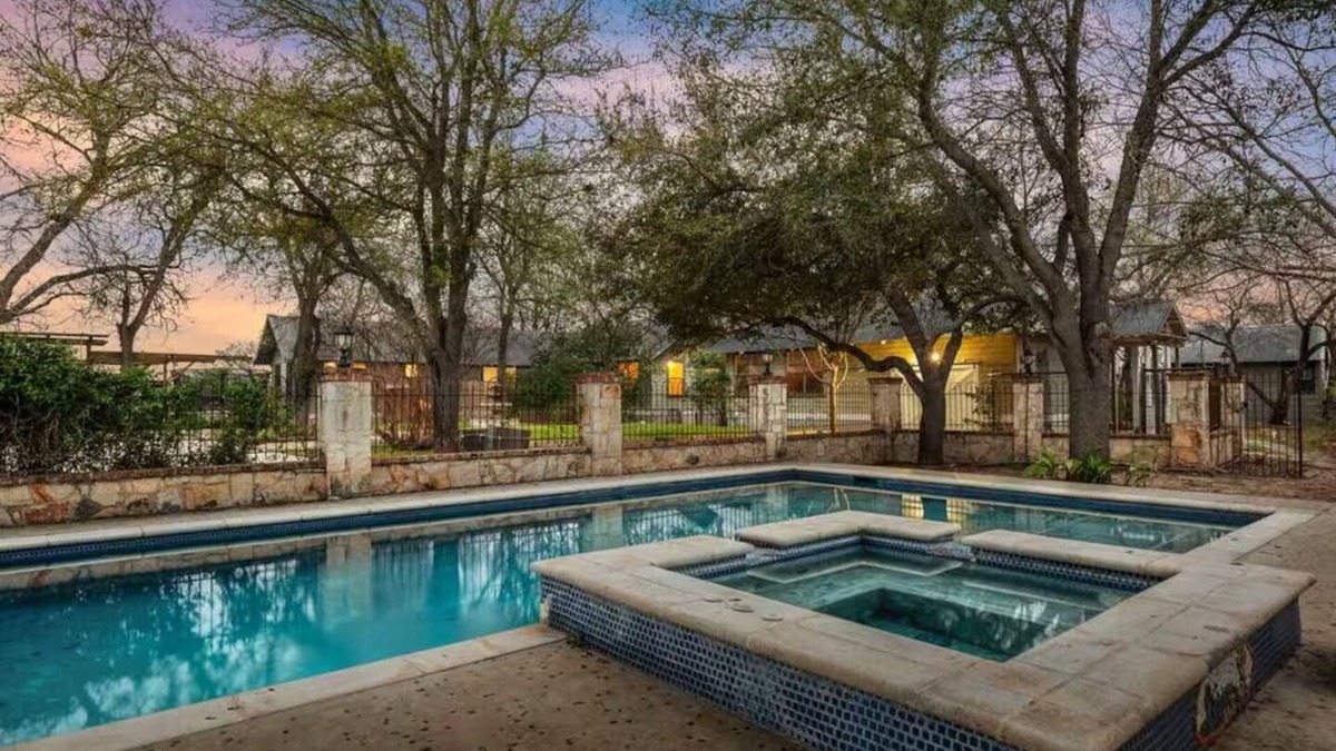 Martindale House | 6-Bedroom Vacation Home Just Steps to the San Marcos River