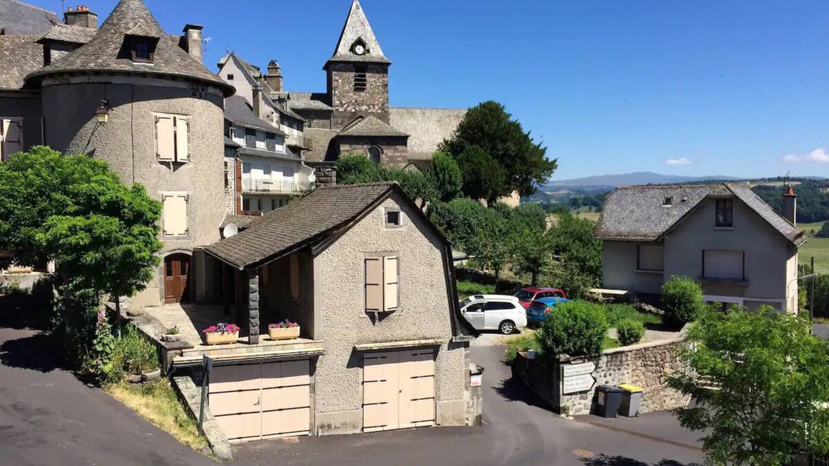 Taussac Villa | 6 bedroom villa with swimming pool in a 2000 m² enclosed garden in Mur de Barrez