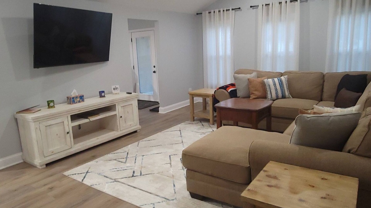 Joliet House | 6 bedrooms! Pool Table, Gaming Area, Firepit & More