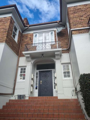 Parnell Apartment | 6 beds including 4 double beds and 2 single sofa beds in 1 bedroom and 1 living room apartment