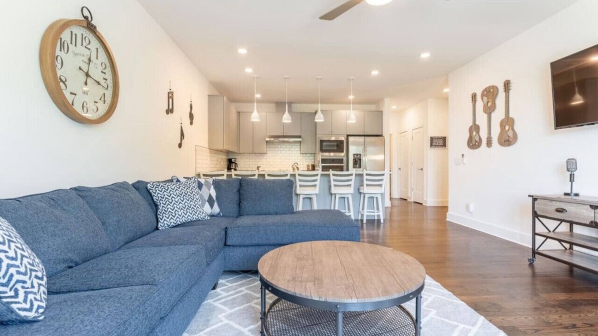 Hermitage House | 6 Beds + Safe & Quiet! 6 to Airport & 15 to Downtown!