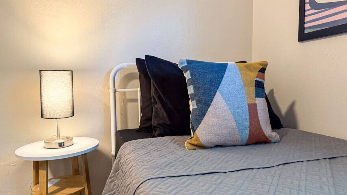Mount Oliver Apartment | 6 Beds + Sofa Bed (Sleeps 8) Spacious Crew Housing