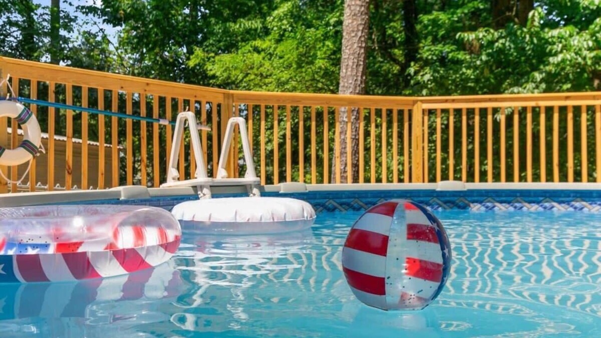 New Castle House | 6 BR & 20 Mins to Downtown! Pool- Monterey Maison