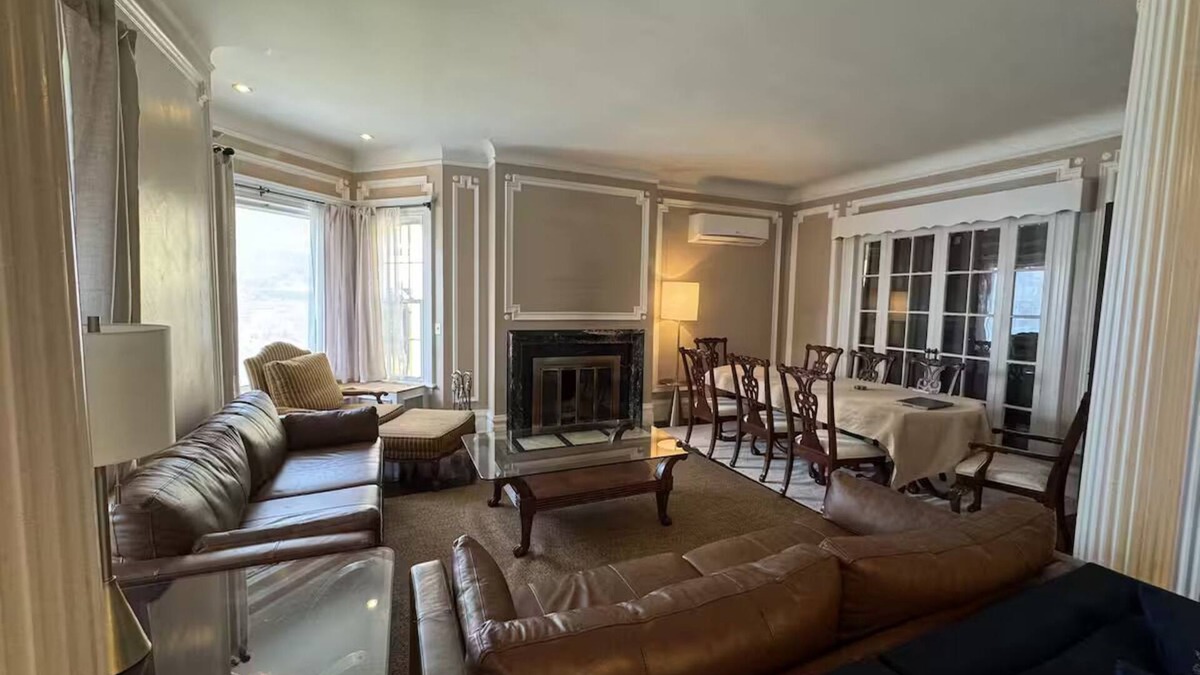 Getty Square House | 6 BR, 4 BA Mansion Close to the City