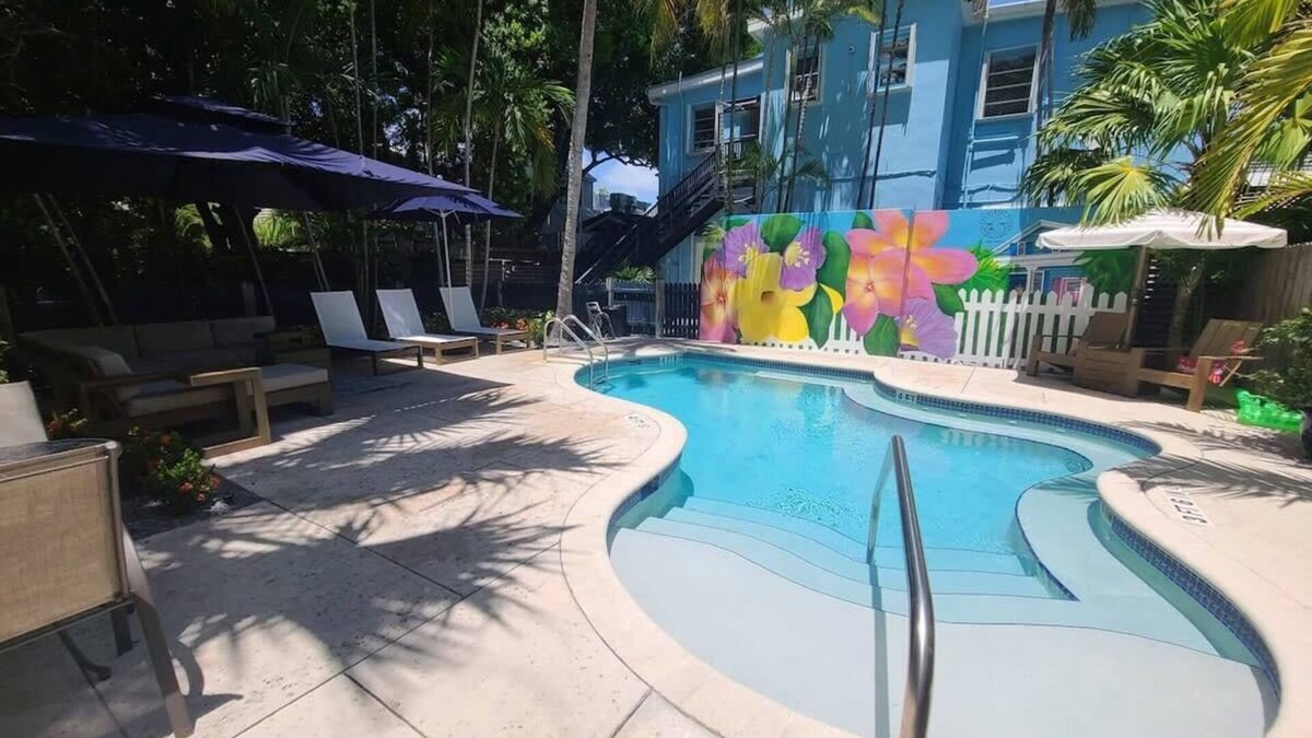 Downtown House | 6 BR 6 BA Guesthouse Suites on Duval free parking, private pool