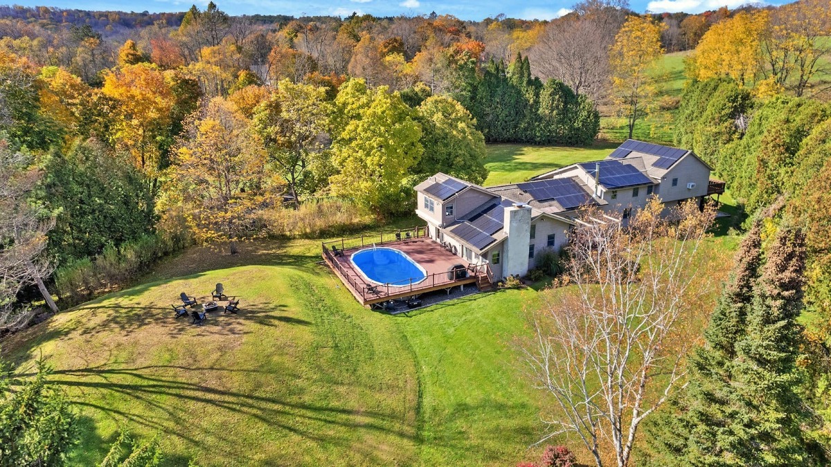 Lanesborough House | 6-BR Country Estate 14-Min. to Jiminy Peak