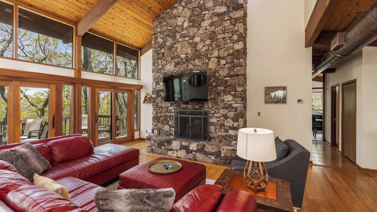 Wintergreen Cabin | 6 BR home, NEW HOT TUB, EV Charger.Walk to slopes! Close to wineries & breweries