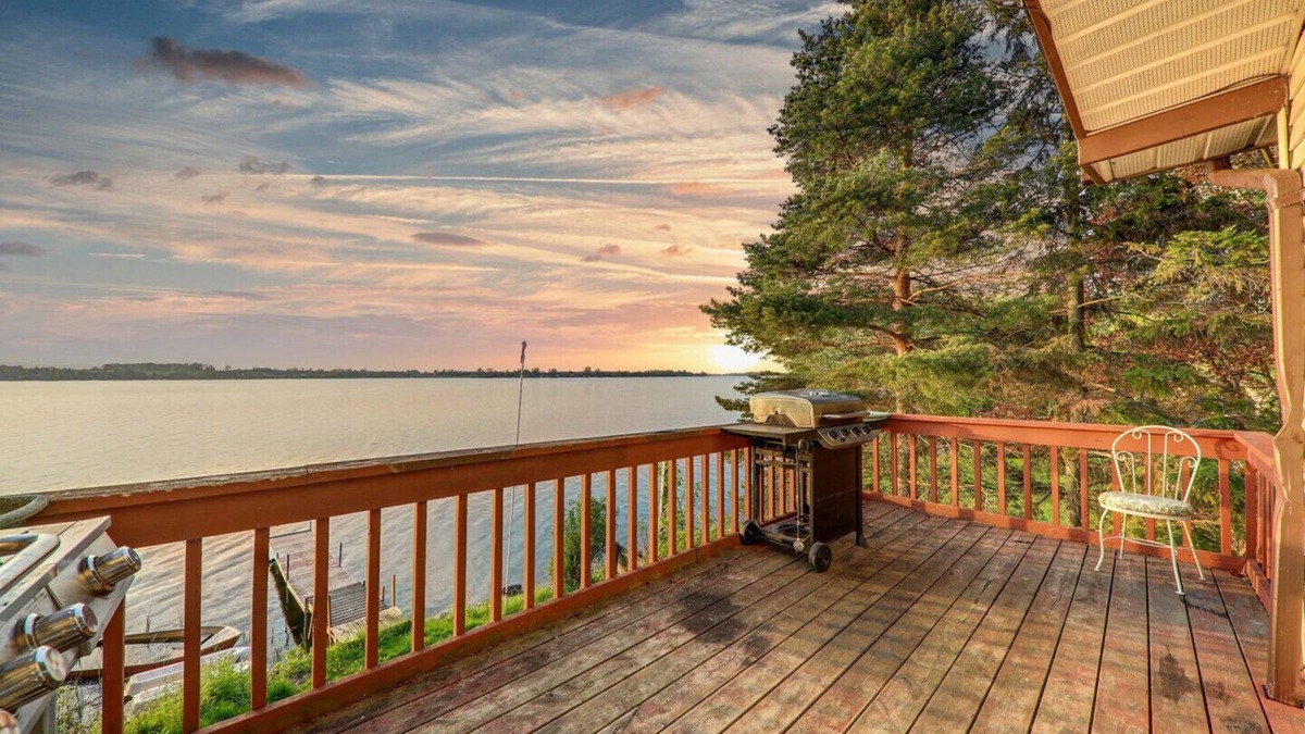 Janetville Cottage | 6 BR Lakefront Cottage , 20 Slps , 1 Hr From Toronto , Hot tub