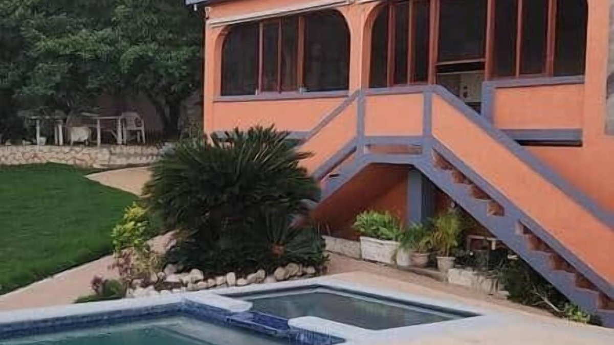 Runaway Bay Villa | 6 Br Peaceful Coastal Getaway with Pool and Beach Access