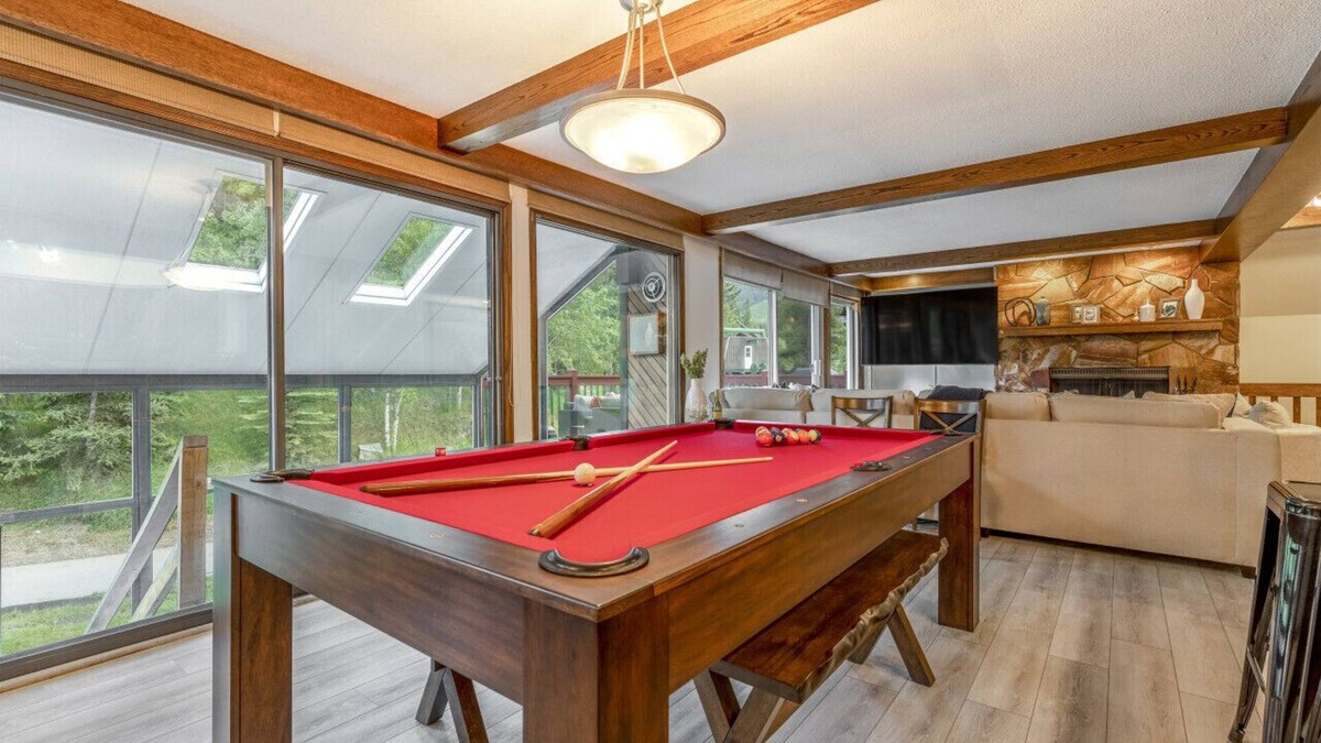 East Kootenay House | 6-Br Ski Chalet | Ski In/Ski Out – 20 Steps to LIFT | POOL + PRIVATE Hot Tub