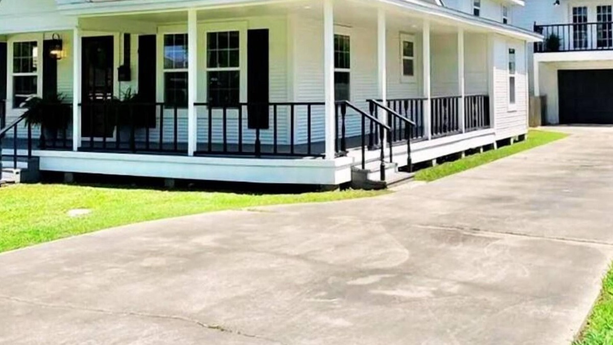 Groves House | 6 BRs Spacious Charming House, Great Neighborhood
