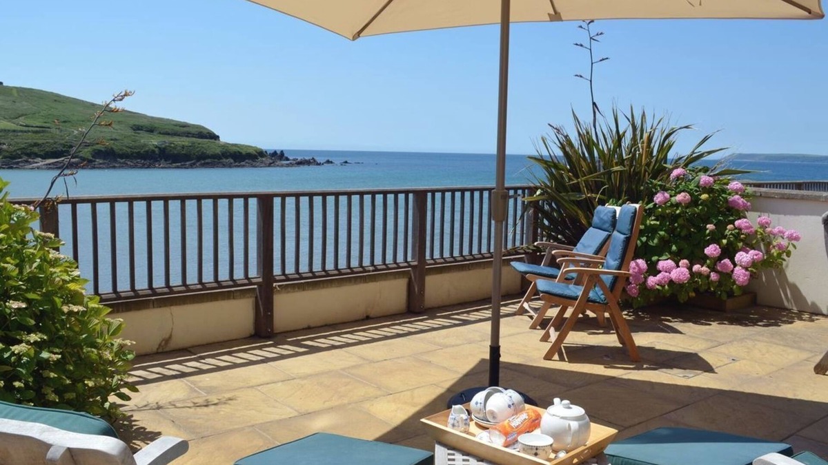 Bigbury-on-Sea Cottage | 6 BURGH ISLAND, pet friendly, with pool in Bigbury-On-Sea