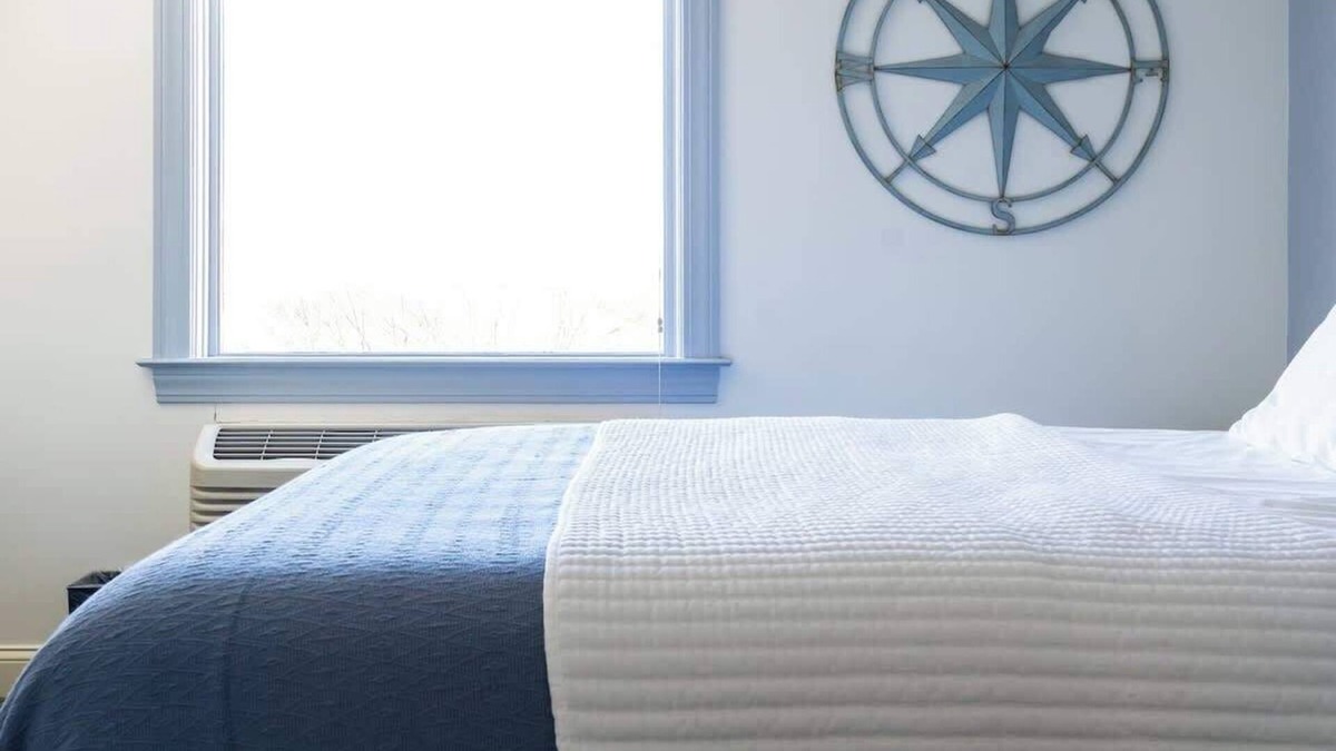 Newport Hotel | #6 | Comfy Room w/Queen-bed