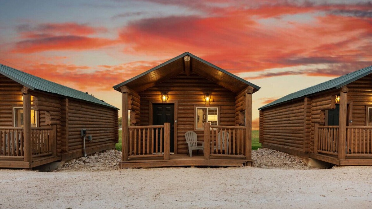 St. Charles Cabin | #6 Dinosaur Cabin, Newly Remodeled! AC! New Beds! Sleeps 5