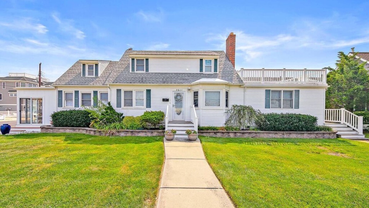 North Beach Haven House | 6 houses to beach, HUGE fenced yard, 4-5 bed 2 ½ bath, Sleeps 12.