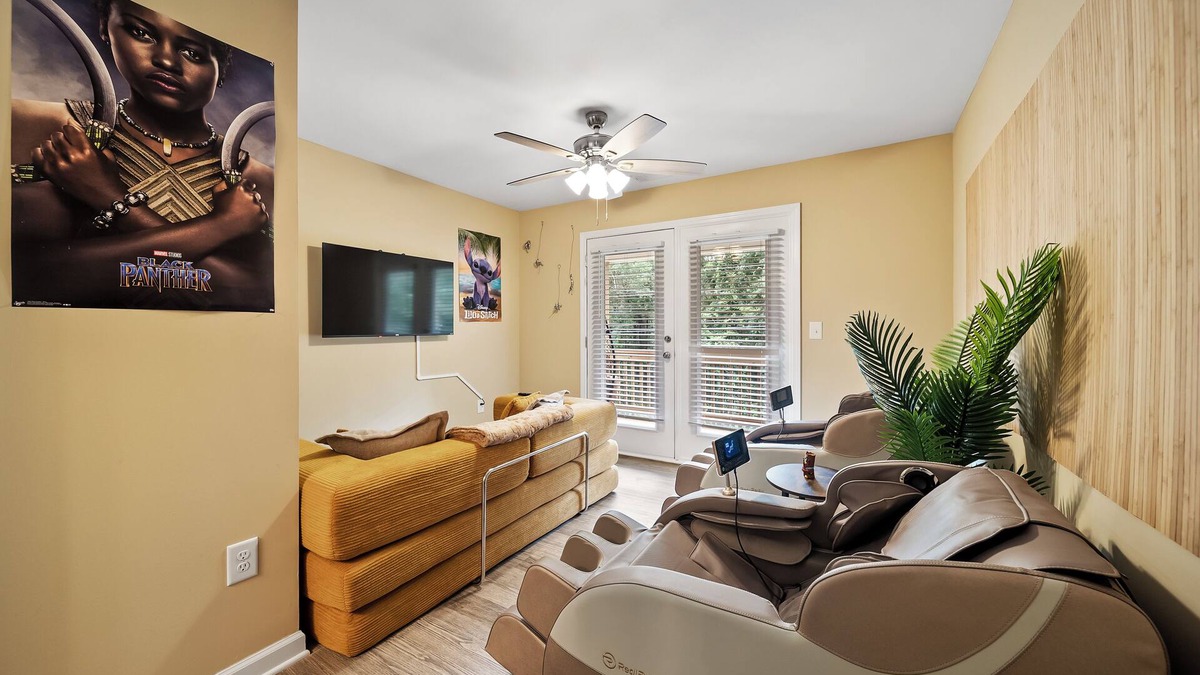 Athens House | 6 King Beds - Near DT & UGA - 2 Massage Chairs - Projector