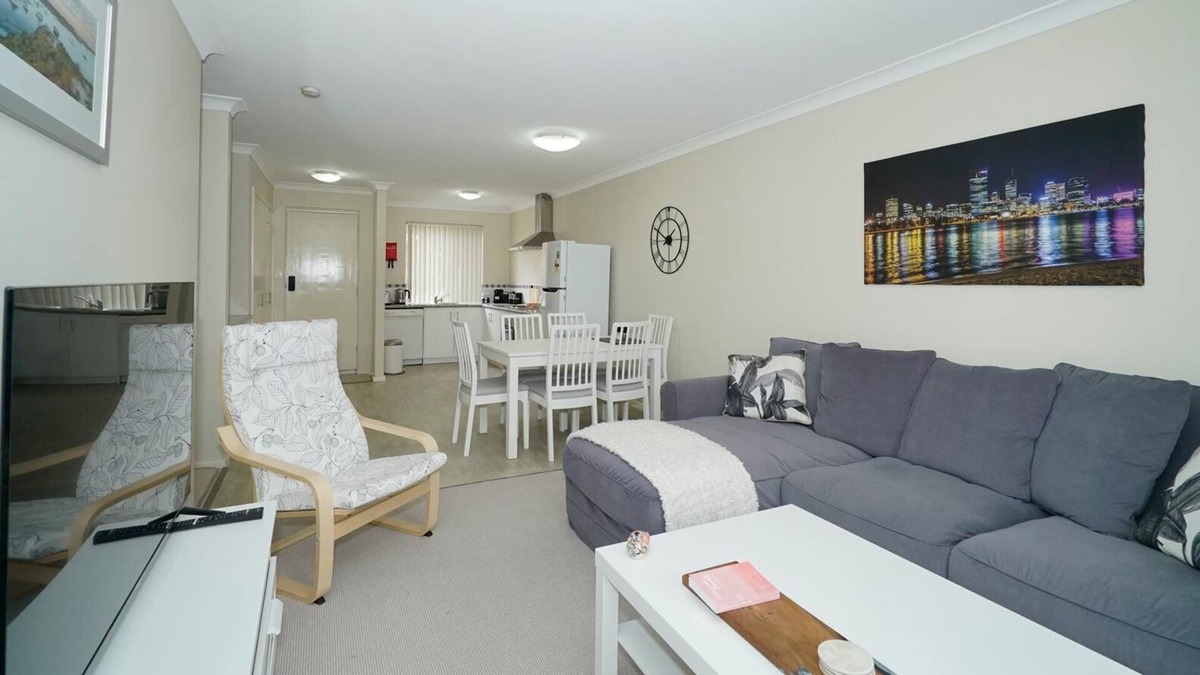 South Perth Apartment | 6 Light Bright Home in South Perth sleeps 4