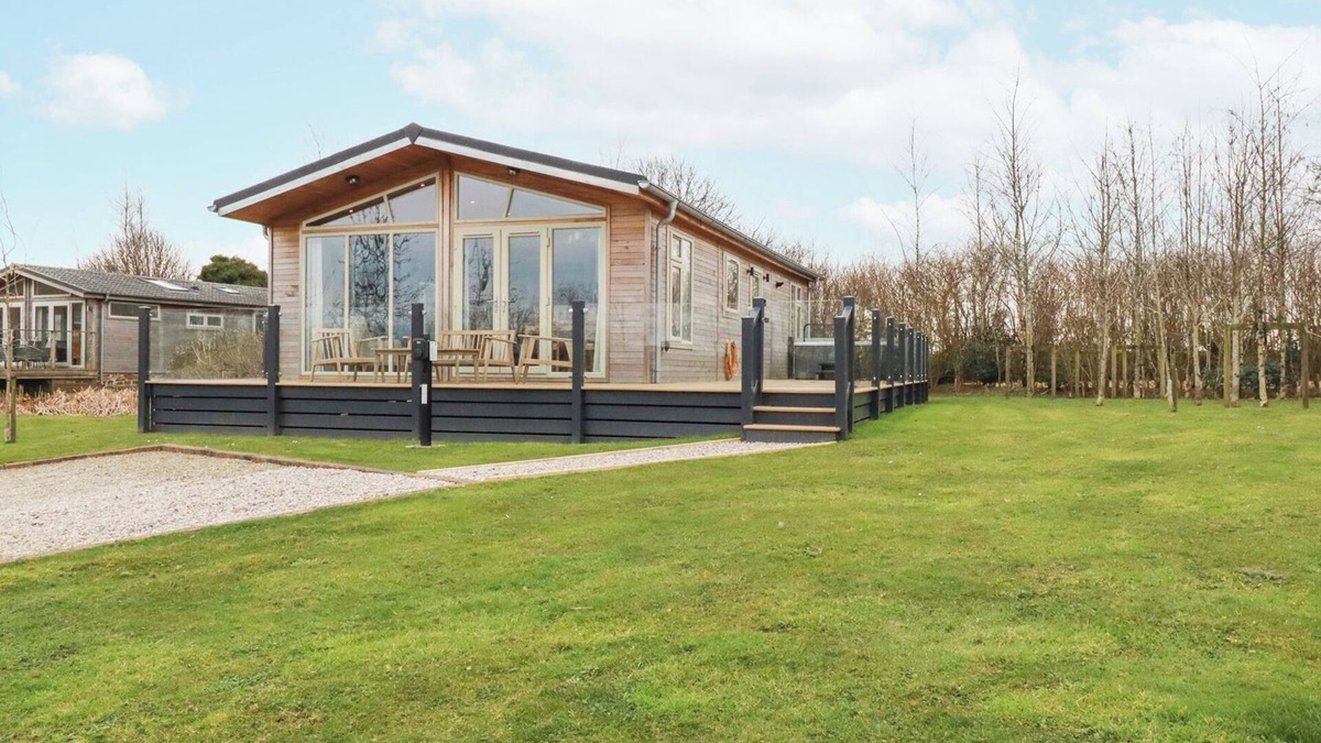 Lower Trengale Cottage | 6 MEADOW RETREAT, character holiday cottage, with hot tub in Dobwalls