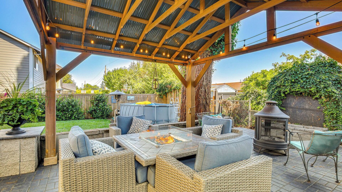 Eugene House | 6 Mi to Autzen Stadium: Family Home w/Hot Tub!