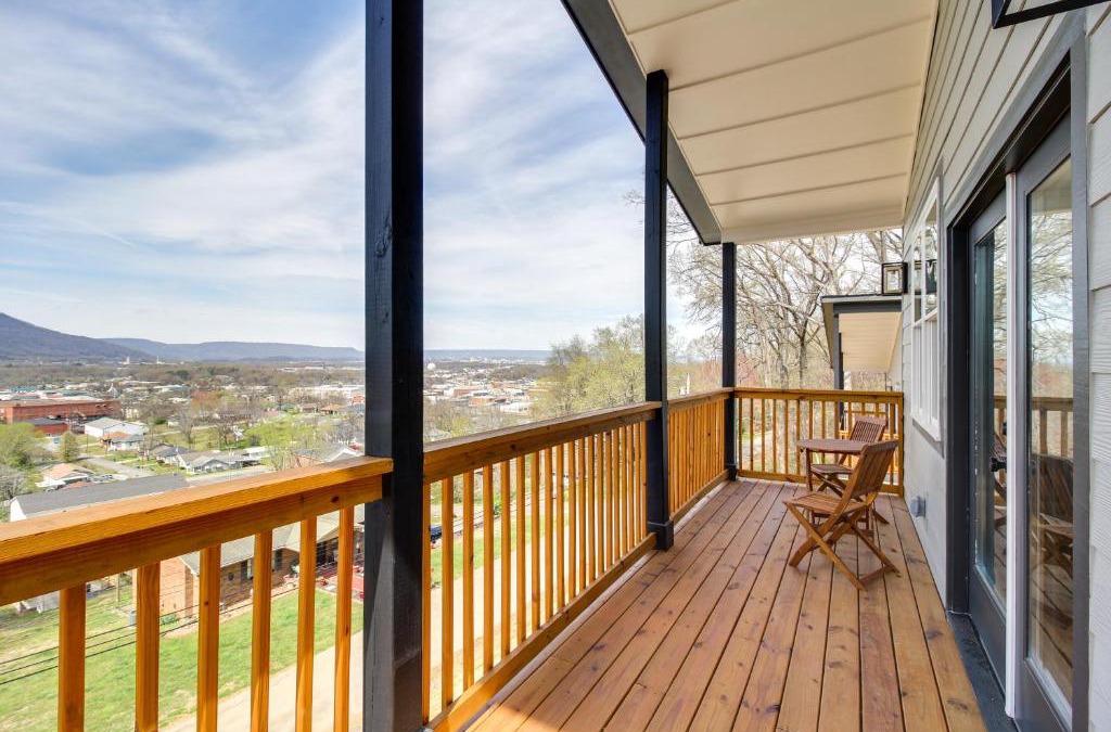 Rossville House | 6 Mi to Chattanooga Home with Balcony and Dtwn Views!