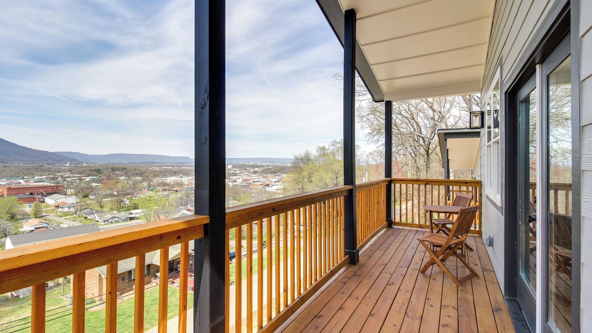 Rossville House | 6 Mi to Chattanooga: Home w/Balcony & Dtwn Views!