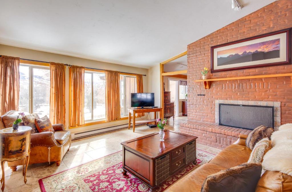 Emigrant Villa | 6 Mi to Chico Hot Springs Villa with River Access