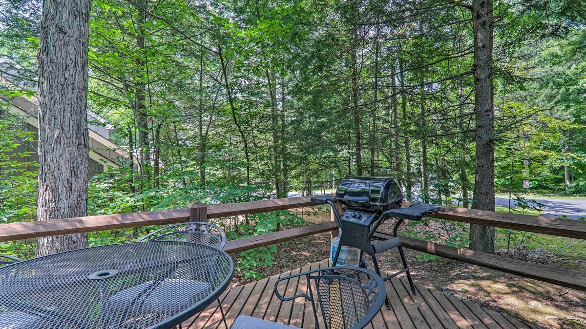 White Haven House | 6 Mi to Lake Harmony: Quiet Getaway w/Deck!