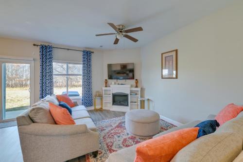 Harrisburg House | 6 Mi to PNC Music Pavilion Concord Townhome