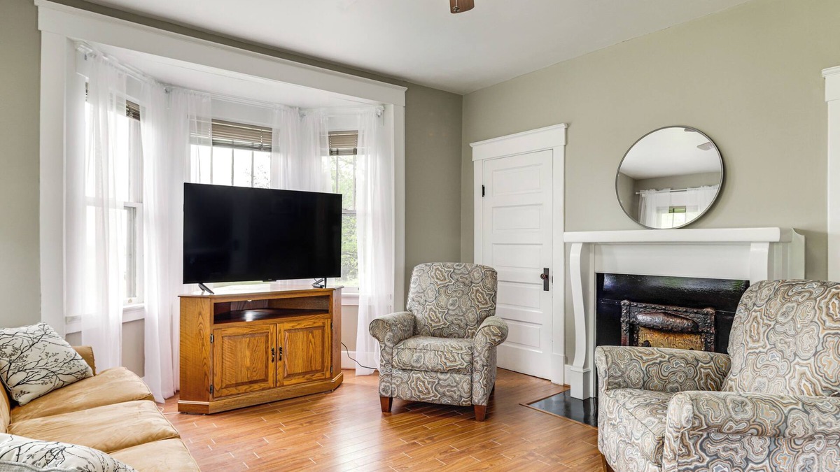 Petersburg House | 6 Mi to Rabbit Hash: Rural Home w/2 Porches