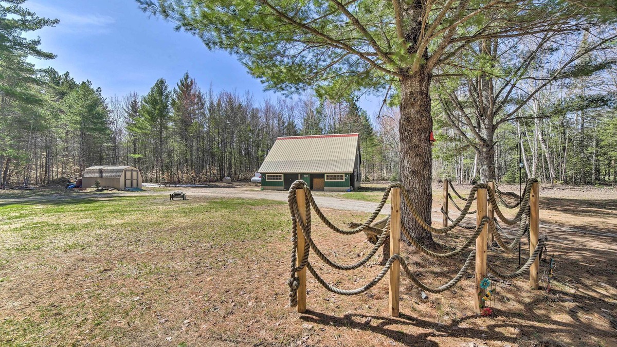 Manistique Cabin | 6 Mi to Shingleton: Manistique Home w/Yard!
