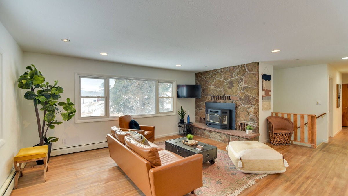 Conifer House | 6 Mi to Staunton State Park: Conifer Home w/Deck