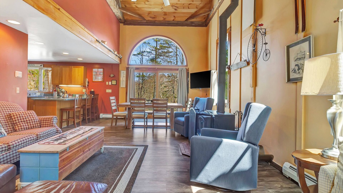 Jamaica House | 6 min from Stratton, King beds, dogs OK, jacuzzi tub, wrap around deck!