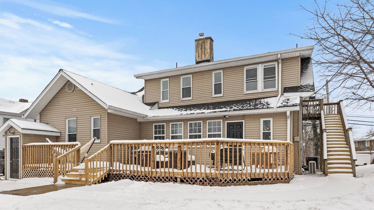 Williamstown House | 6 Min to Ark! Accommodates 17!