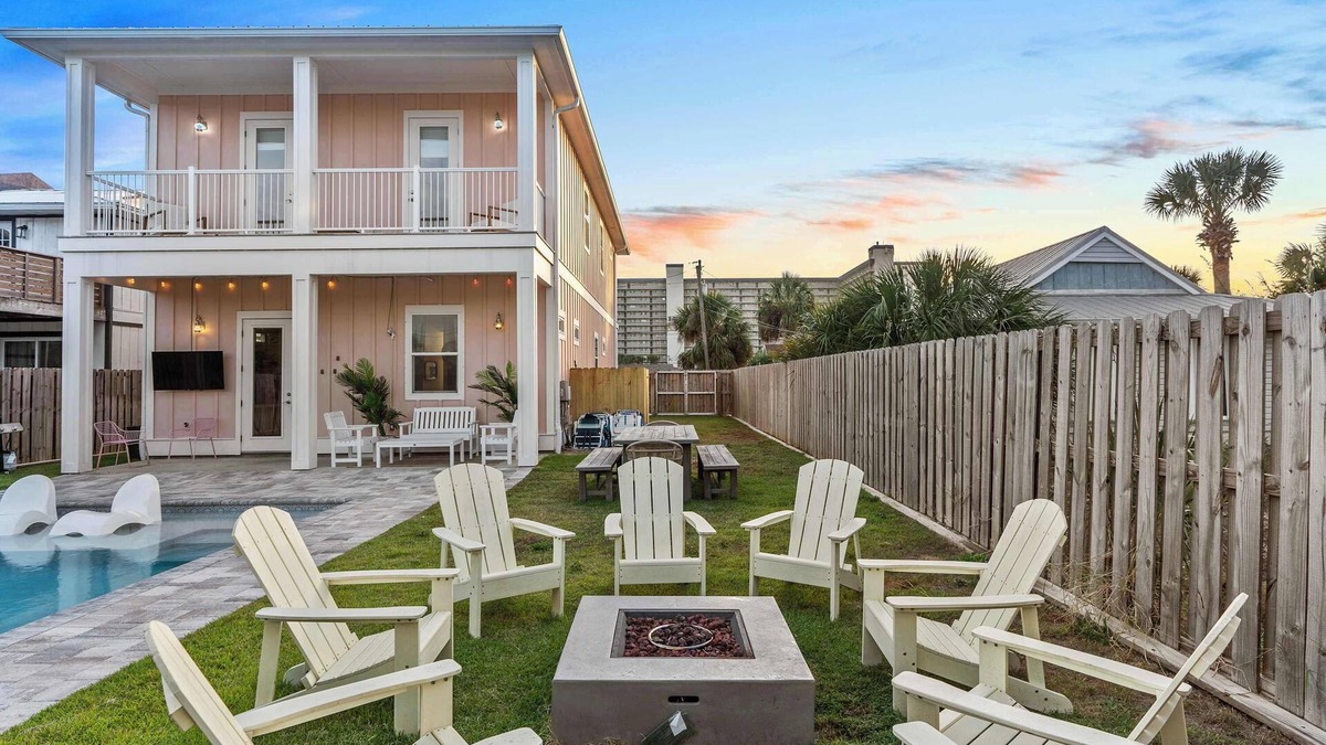 Crescent Beach House | 6 min walk to beach!|Free Heated Pool|Beach chairs