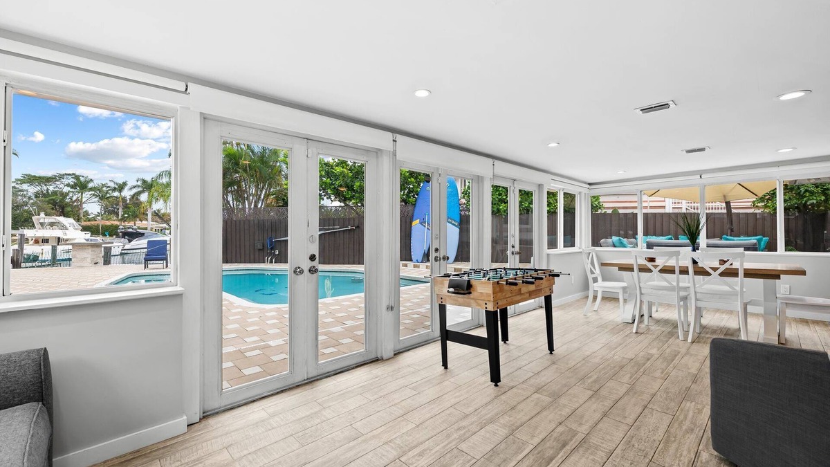 Pompano Isles House | 6 mins to Beach ~ Heated Pool ~ Dock ~ Paddleboards
