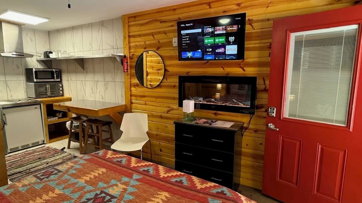 Pigeon Forge Hotel | 6 on the Ridge @ Sterling RidgenClose to all the fun.but in the woods!