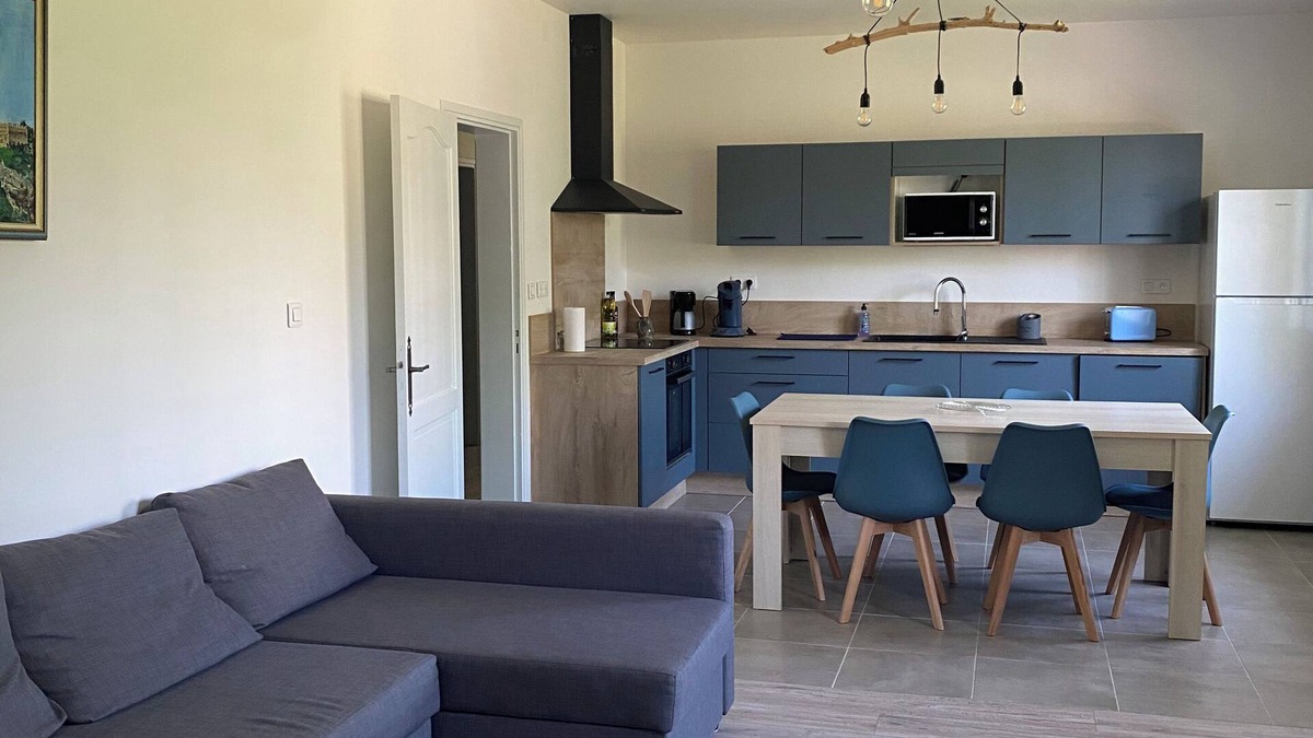 Lavaur House | 6-person gîte in 3-bedroom country house, shady garden, secure parking.