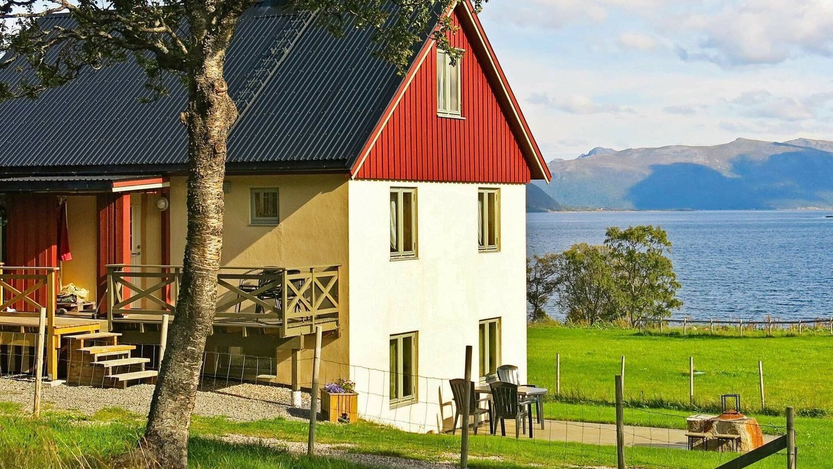 Gisløy House | 6 person holiday home in ALSVÅG-By Traum