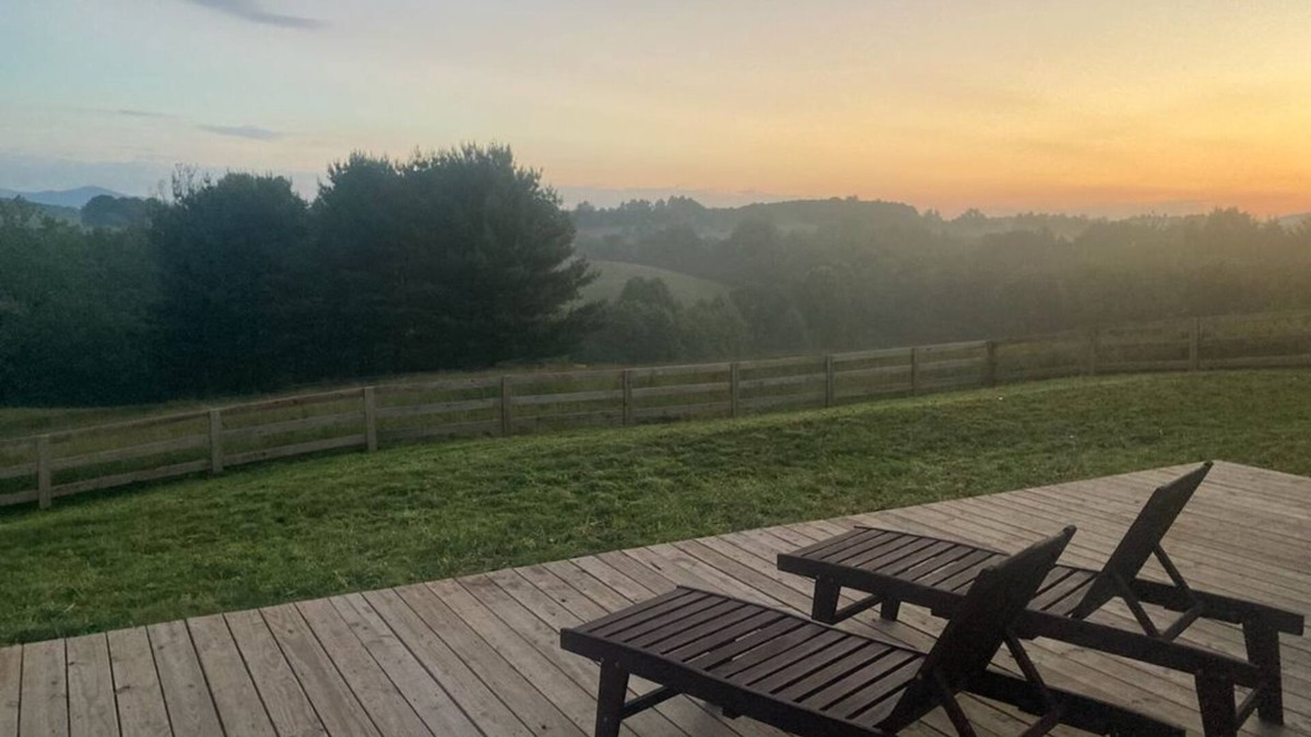 Castleton House | 6-Person House with private hot tub and screen porch