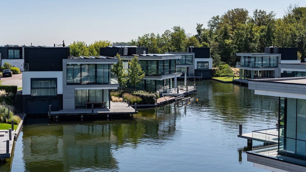 Arnemuiden Villa | 6-person waterfront villa with 3 bedrooms and 3 bathrooms