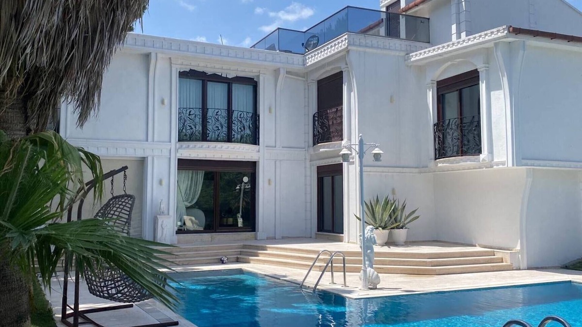 Beylikduzu Villa | 6-room Villa with Private Pool and Garden