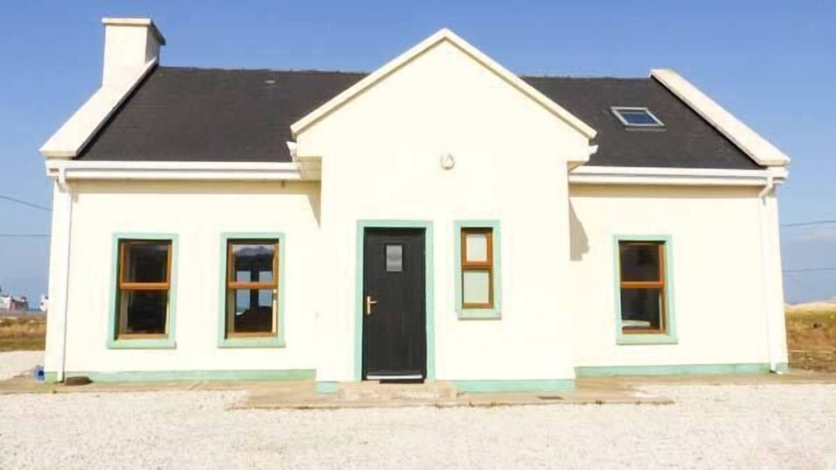 Doogort Cottage | 6 STRAND COTTAGES, family friendly in Achill Island, County Mayo