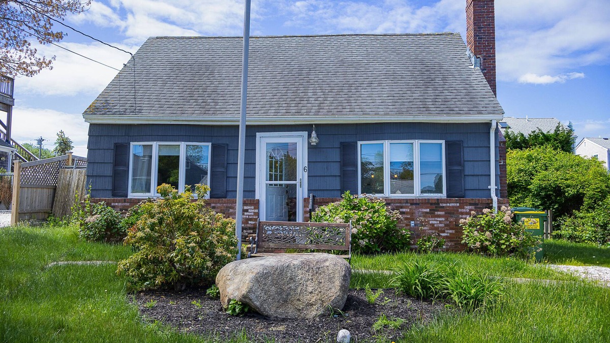 Sandwich House | 6 Tupper - New! 3BR Near Town Neck Beach w/Fenced in Yard, Pet Friendly!