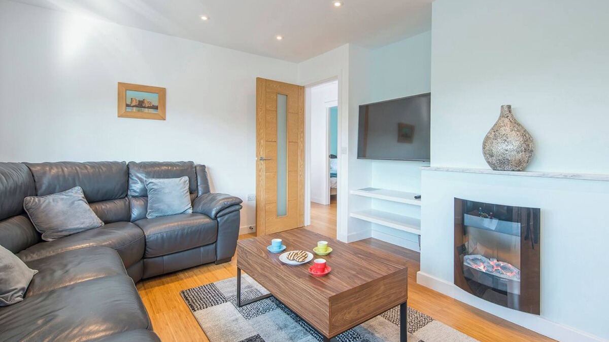 Roch House | 6 Wood Village, Holiday Home Newgale, Sleeps 6, 3 bedrooms, bathrooms