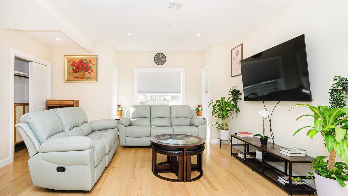 West Codman Hill - West Lower Mills Apartment | 60-2 3BR Boston - Modern Apt near Franklin Park